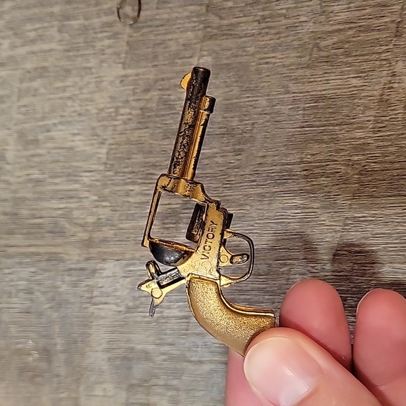 Handgun earrings - Picture 3 of 3